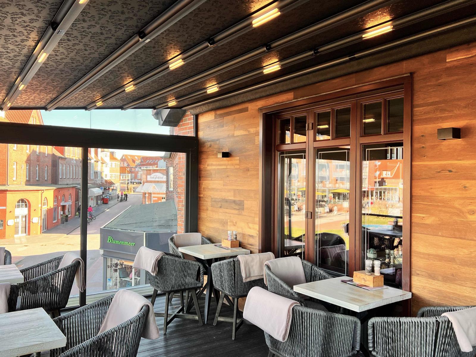 palmiye terrassenueberdachung gastronomie silver baumanns juist 9 - Balkonüberdachung Café & Bistro BAUMANN's | Juist